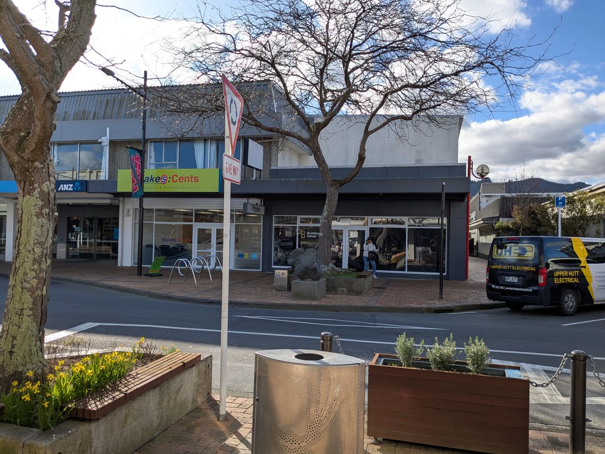 LEASED - Small retail premises -133 Main St - walkway to rear public car park.