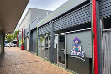 Small retail premises -133 Main St - walkway to rear public