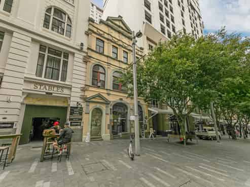 Split-risk Hotel & Retail Investment