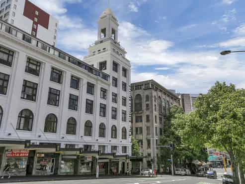 Split-risk Hotel & Retail Investment