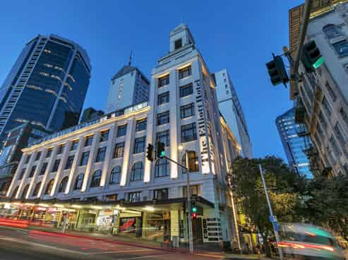 Split-risk Hotel & Retail Investment