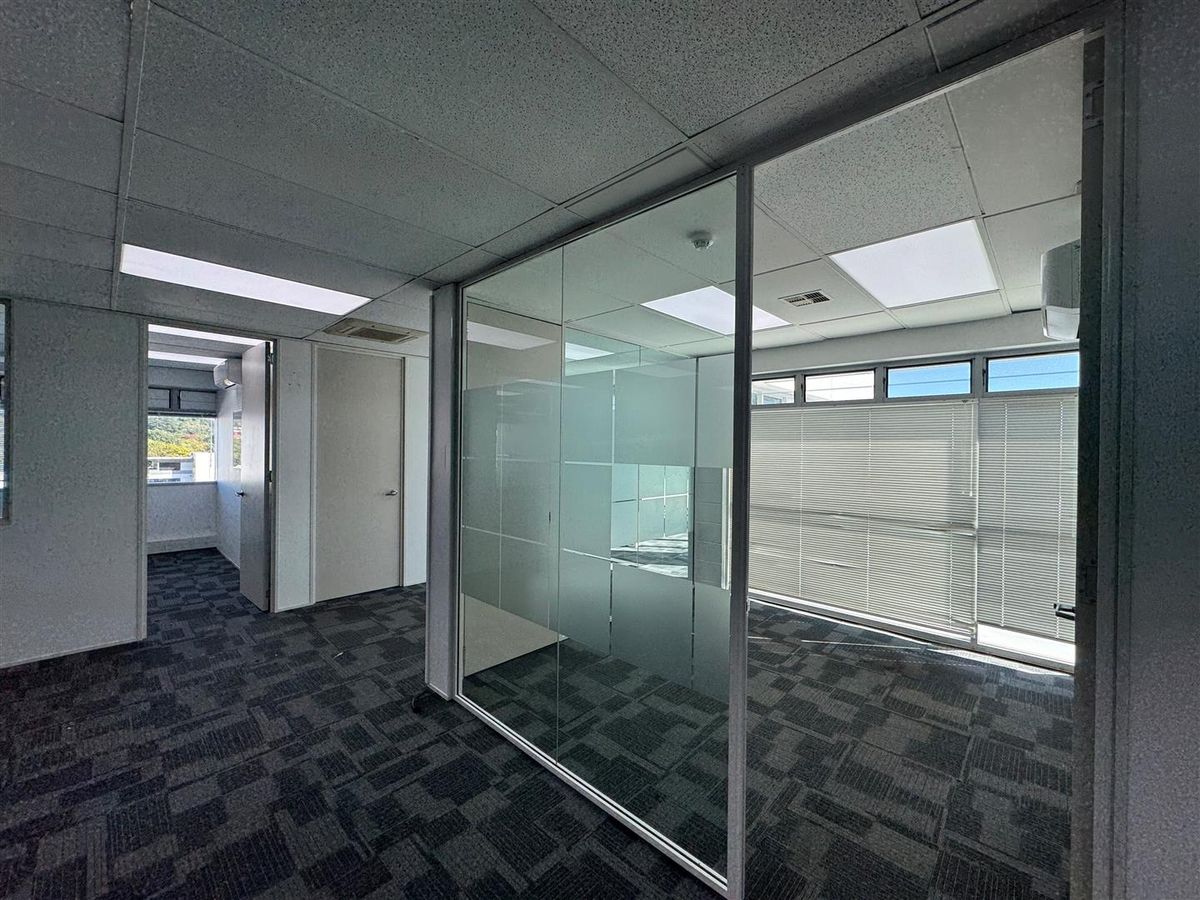 Savills - Prime Top Floor Epsom Office - Ansicht 2