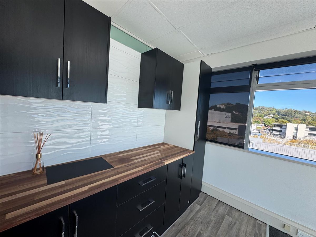 Savills - Prime Top Floor Epsom Office - Mehr