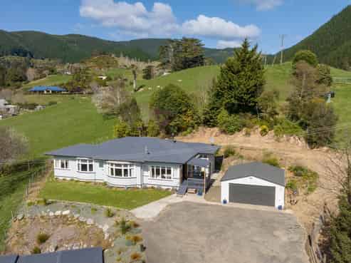 12 Macs Road, Hira