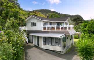24 Seaview Road, Piha