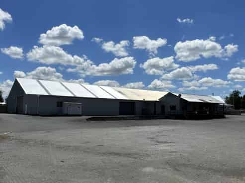 Sizeable warehouse and yard 