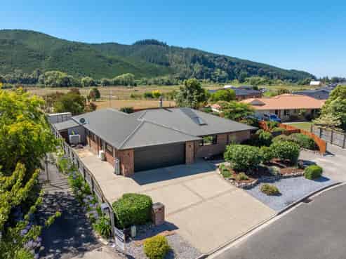 21 Whiting Drive, Wakefield