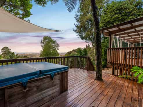 894 West Coast Road, Waiatarua