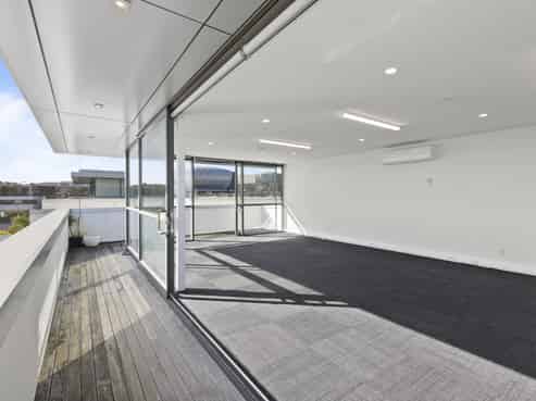 Outstanding office with 'pop top'