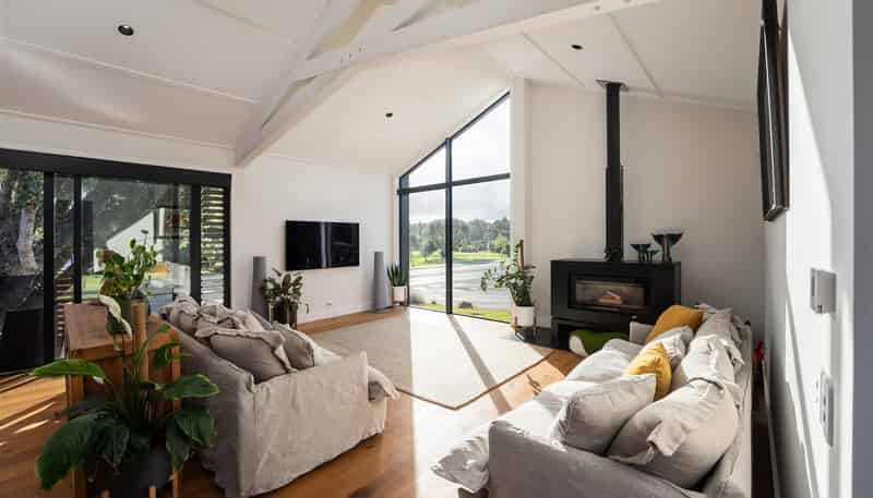  2 Pioneer Crescent, Omaha