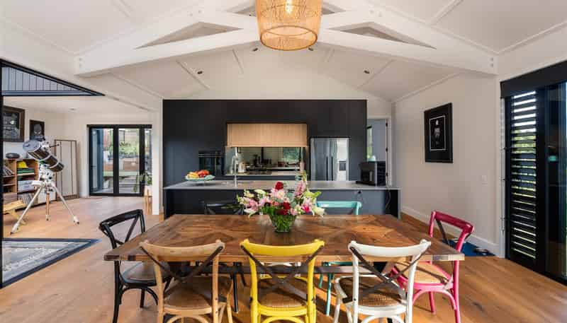  2 Pioneer Crescent, Omaha