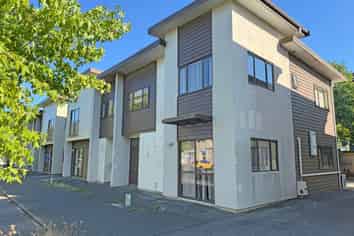 LIVE AND WORK OPPORTUNITY IN A PRIME LOCATION
