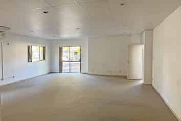 LIVE AND WORK OPPORTUNITY IN A PRIME LOCATION
