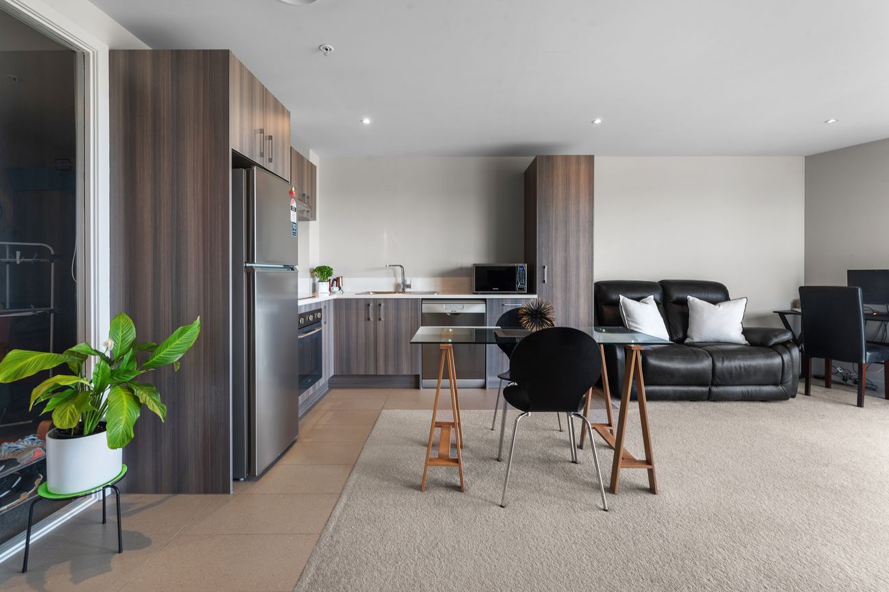 Immaculate Apartment On Top Floor with Lift - Widok 2