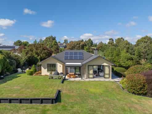 56 Fairbourne Drive, Fairhall