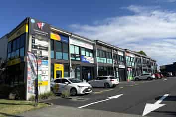 MODERN TWO-LEVEL UNIT IN WAIRAU JUNCTION!
