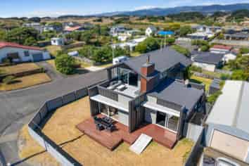 2 Kowhai Street, Otaki Beach