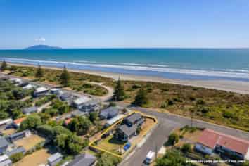 2 Kowhai Street, Otaki Beach