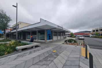 Office or retail in Wainui!