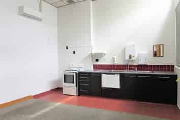 Office or retail in Wainui!
