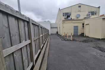 Office or retail in Wainui!