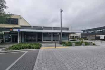 Office or retail in Wainui!