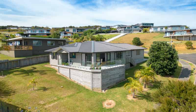 64 Stratford Drive, Cable Bay