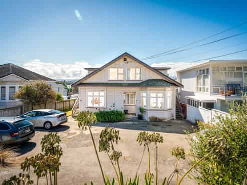 87 Queens Drive, Lyall Bay
