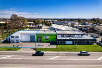 Warehouse and office with high profile 