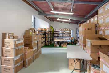 Warehouse and office with high profile 