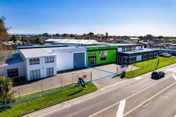 Warehouse and office with high profile 