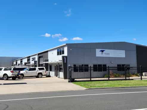 Industrial unit with street profile