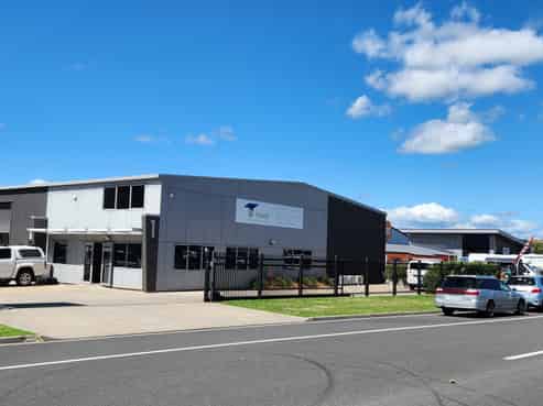 Industrial unit with street profile