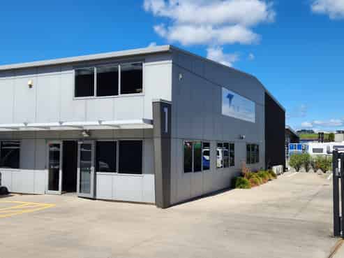 Industrial unit with street profile