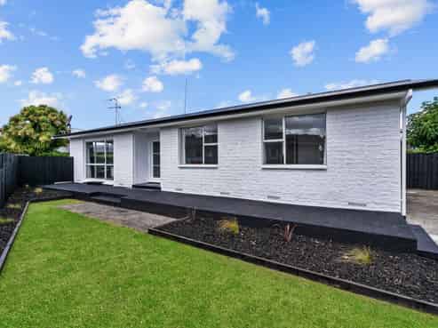 16 Rhonda Avenue, Deanwell