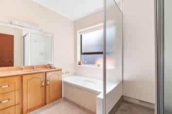 2/10 Bolton Street, Blockhouse Bay