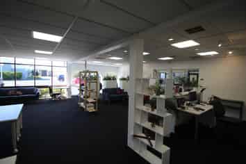 Central New Lynn, Main Road Location, Opp.LynnMall