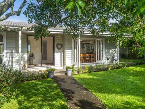 12 Midway Avenue, Castor Bay