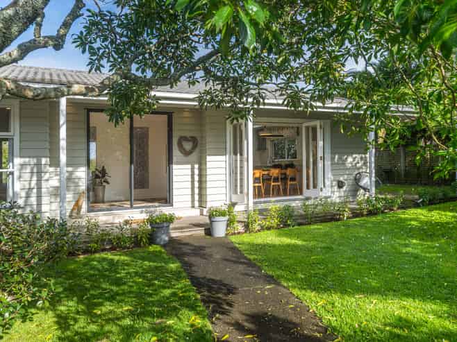 12 Midway Avenue, Castor Bay