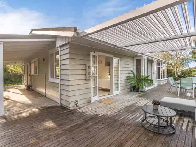 12 Midway Avenue, Castor Bay