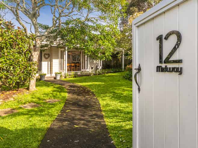 12 Midway Avenue, Castor Bay