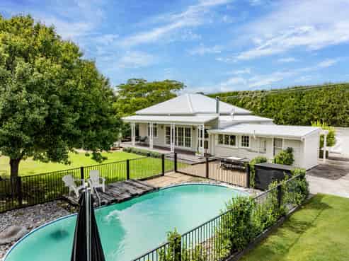 1091 Riverslea Road South, Longlands