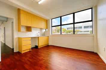 Versatile 200m2 Retail/Workroom