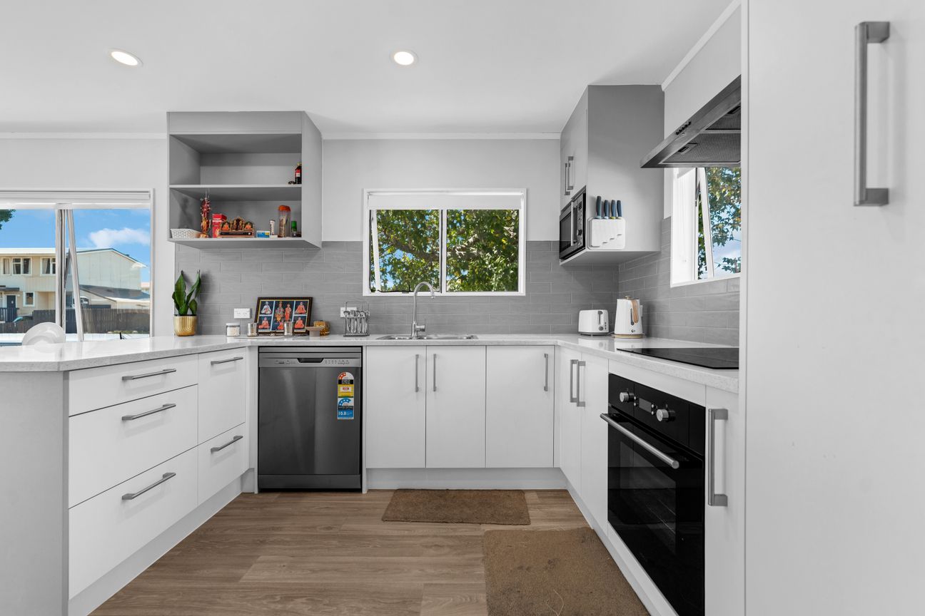 House in Auckland, Ōwairaka, Mount Albert - More