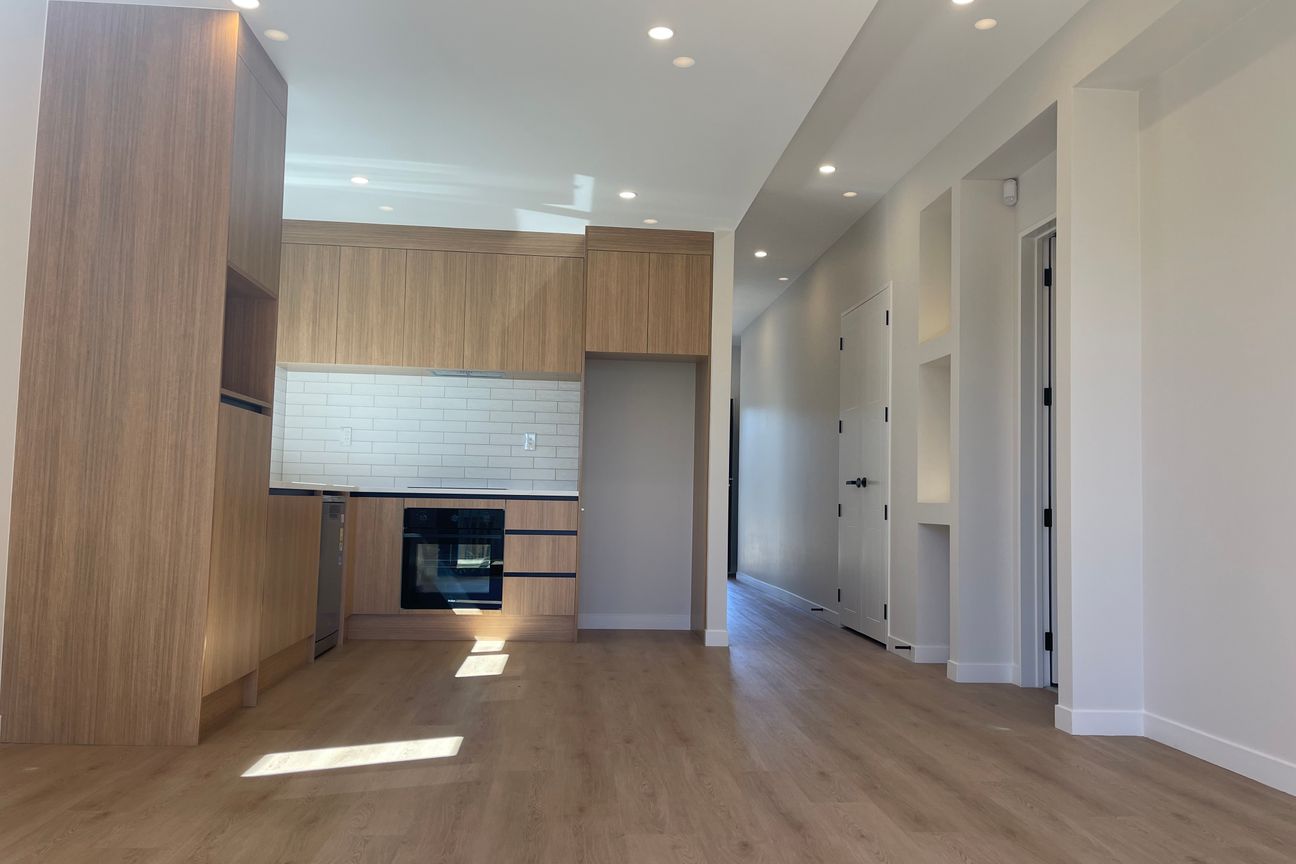 Amazing Value! Brand New Standalone Home - Więcej