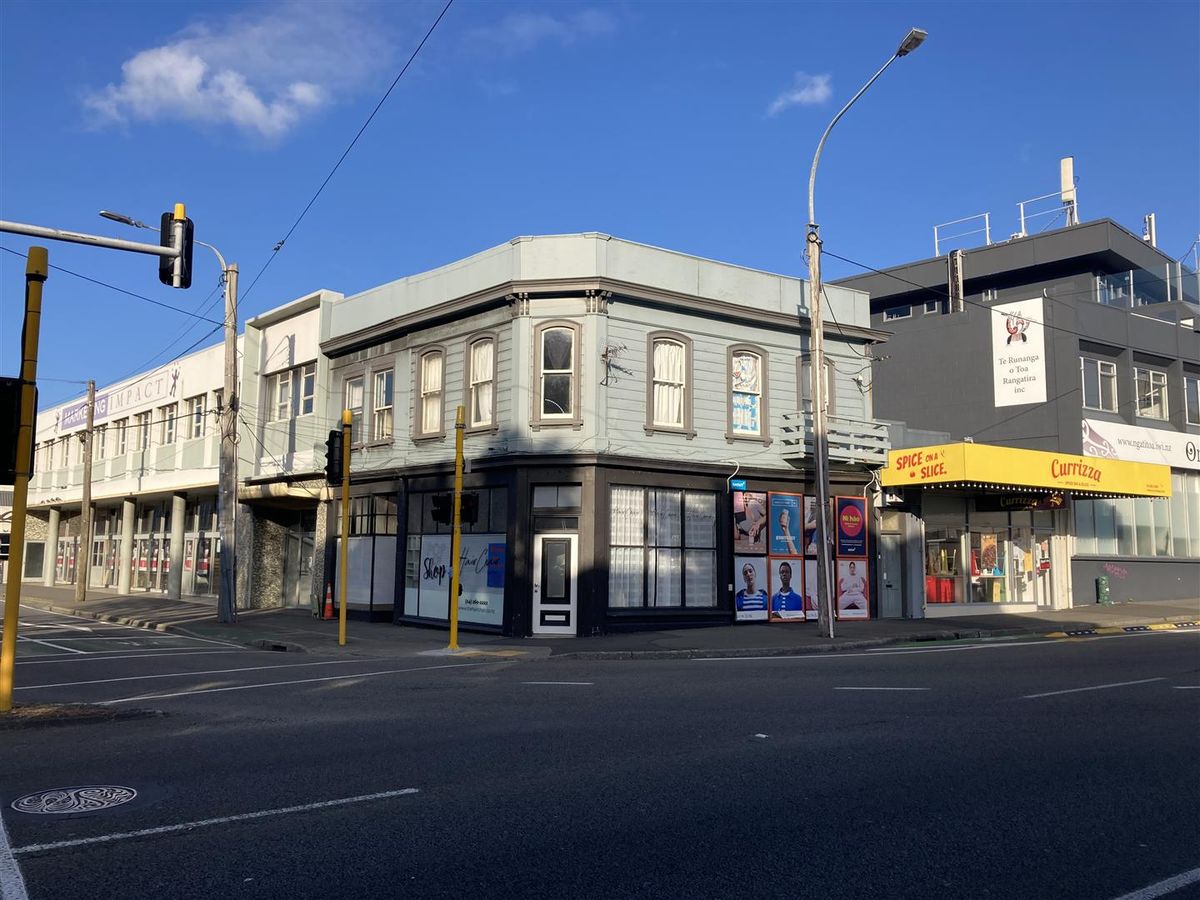 Stand Out Shop on State High One - Basin Reserve - Mehr