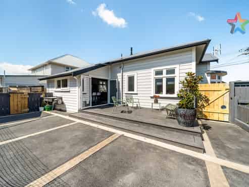 6 Wha Street, Lyall Bay