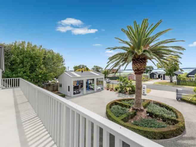 6 Pohutukawa Road, Beachlands