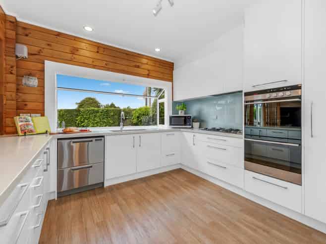 6 Pohutukawa Road, Beachlands