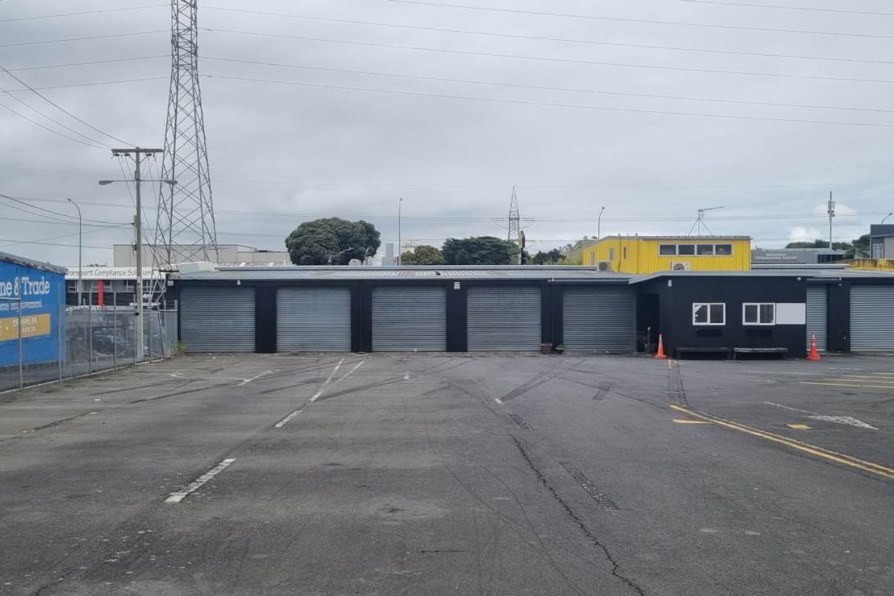 LARGE YARD PLUS WORKSHOP  FLEXIBLE TERMS - Veel